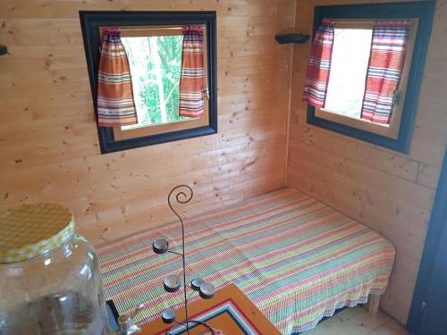 a small room with a bench in a log cabin at Le Bois Davy in Le Thoureil