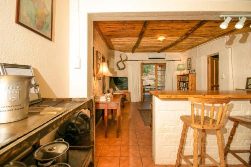 een keuken met een fornuis en een aanrecht bij Ironstone Cottage in Graaff-Reinet