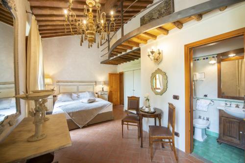 - une chambre avec un lit, une table et des chaises dans l'établissement Villa Sempreverde - Homelike Villas, à Greve in Chianti