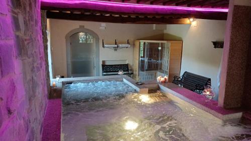 - une chambre avec piscine d'eau dans une maison dans l'établissement Villa Sempreverde - Homelike Villas, à Greve in Chianti