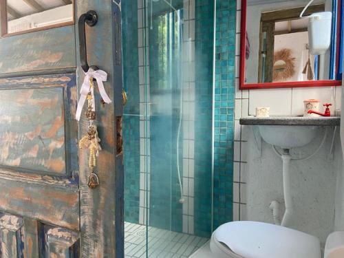 a bathroom with a toilet and a sink at Casa Praia da Gamboa - Cabanas da Candoca, Vista para o mar in Garopaba