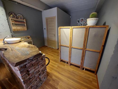 cocina con nevera y pared de ladrillo en Ayten Tiny House, en Termal