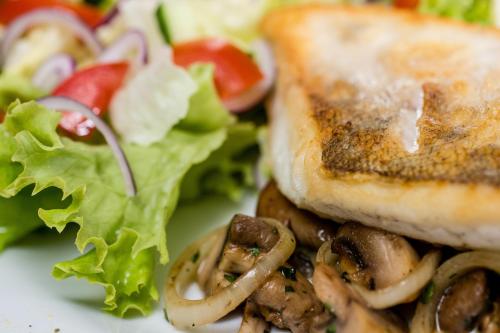 インの敷地内または近くでの食事または食べ物
