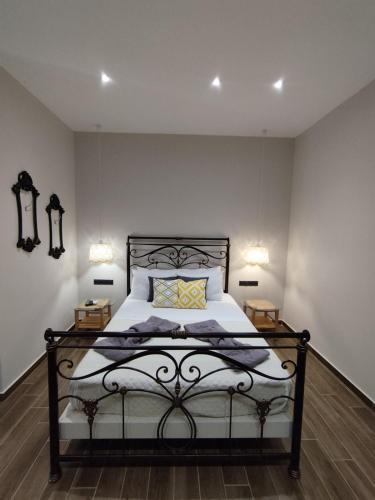 哈爾基的住宿－Althea Apartments 3，一间卧室配有一张带两盏灯的床。