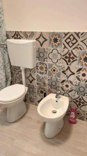 a bathroom with a toilet and a sink at Appartamento sul mare Scoglitti 2 in Scoglitti