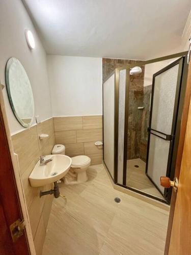 W łazience znajduje się toaleta, umywalka i prysznic. w obiekcie Moderno Apto con Vista a la Basílica w mieście Buga