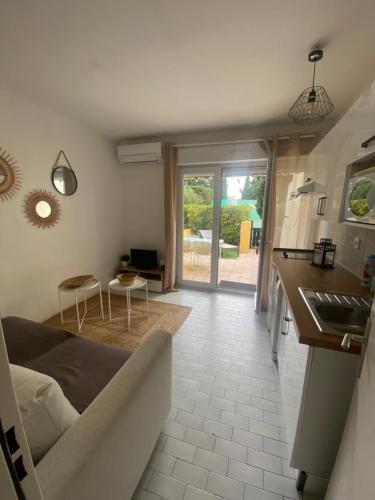 une chambre avec un lit et une cuisine avec un évier dans l'établissement Tennis Village, au Cap d'Agde