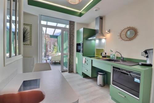 Kuchyň nebo kuchyňský kout v ubytování Garden Hotel Rennes Centre Gare
