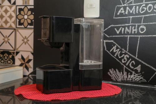 a blender sitting on top of a red towel at Casa Pequena, Completa e Aconchegante - Tiny House in Palmas