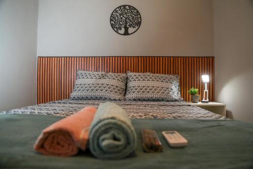 um quarto com uma cama com toalhas em Casa Pequena, Completa e Aconchegante - Tiny House em Palmas