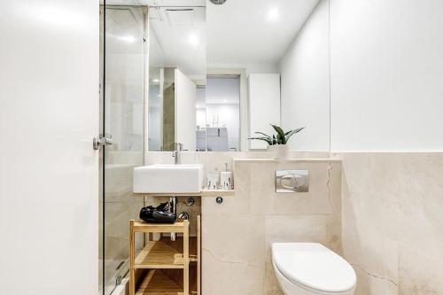 La salle de bains est pourvue de toilettes et d'un lavabo. dans l'établissement New Heima Gran Vía D, à Madrid