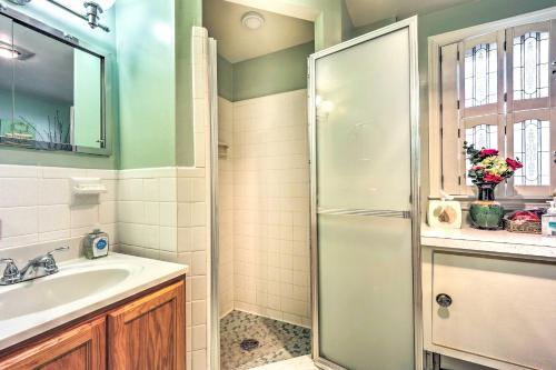 La salle de bains est pourvue d'une douche et d'un lavabo. dans l'établissement Glenn Dale Apt with Yard about 15 Mi to Washington!, à Glenn Dale