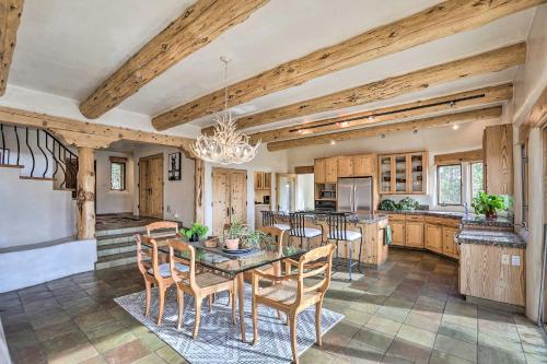 Η κουζίνα ή μικρή κουζίνα στο Adobe Home - River and Mtn Views with Hot Tub!