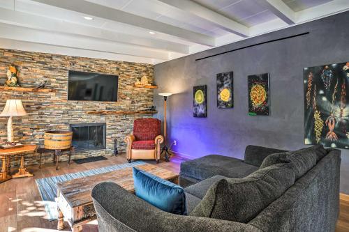 Unique Whitestone Glow Ranch with Hot Tub!
