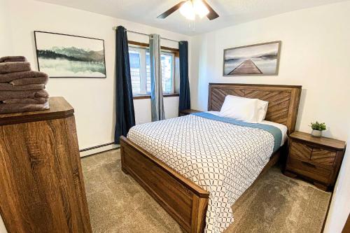 1 dormitorio con cama y ventana en Fairbanks Retreat with Massive Deck and Grill!, en Fairbanks
