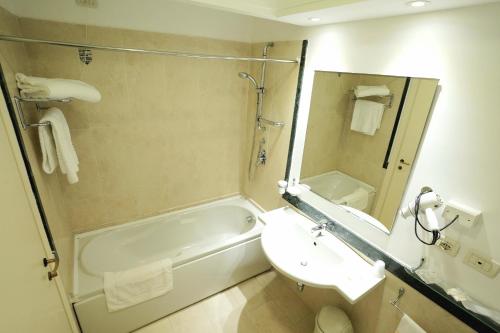 フィウッジにあるHOTIDAY Resort Fiuggiのバスルーム(バスタブ、シンク、シャワー付)