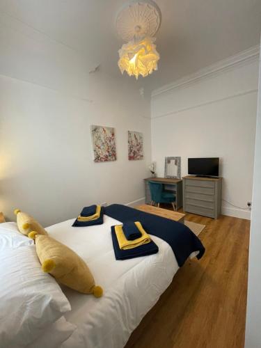 Un dormitorio con una cama con toallas azules y amarillas. en One Bedroom Flat Central Ipswich, en Ipswich