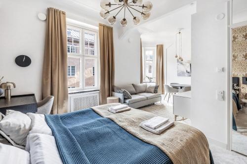 um quarto com uma cama e uma sala de estar em WeHost Marble and Brands in the Heart of Helsinki @Vuorikatu 8 em Helsinque