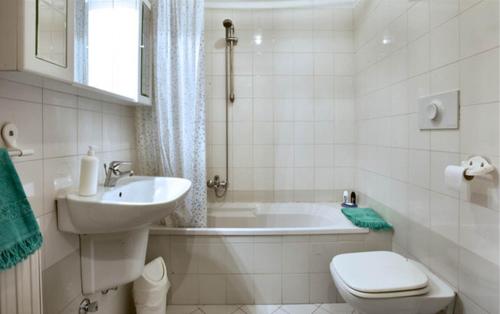 a bathroom with a tub and a toilet and a sink at Il Giacinto in Milan