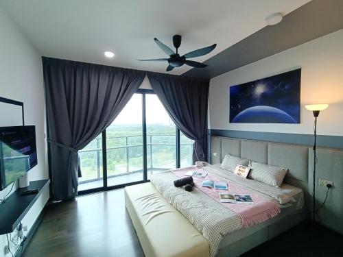 1 dormitorio con 1 cama y ventilador de techo en C1111 Almas Suites Galaxy Space Netflix By STAY, en Nusajaya