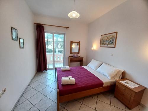 - une chambre avec un lit et 2 serviettes dans l'établissement Babis Apartments, à Platanias