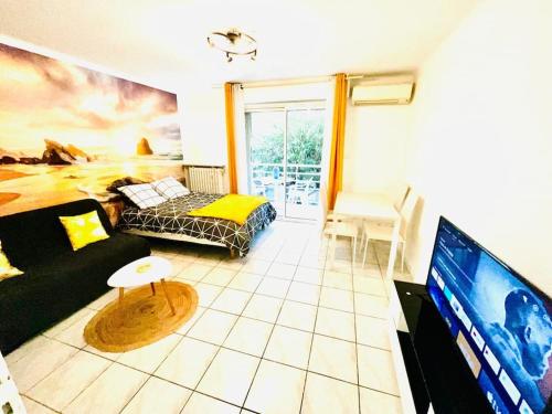 un salon avec un canapé et une télévision à écran plat dans l'établissement Perle Rare Cannes Centre Croisette Hôtel Carlton 1mn des Plages 5mn Palais, à Cannes