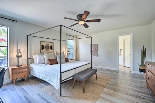 um quarto com uma cama e uma ventoinha de tecto em Chic Glendale Home with Private Pool and Grill! em Glendale