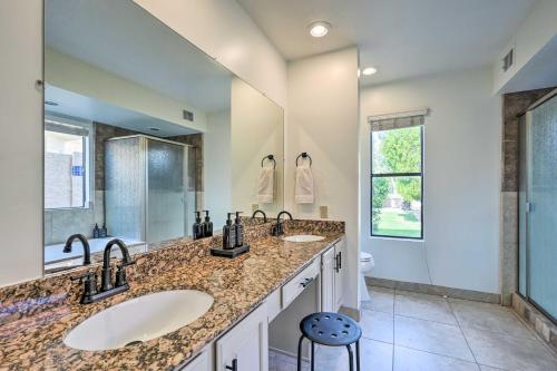 uma casa de banho com 2 lavatórios e um espelho grande em Chic Glendale Home with Private Pool and Grill! em Glendale