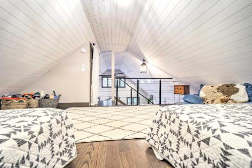 ブレバードにあるChic Brevard Cabin - Nature, Trails, and Water!のベッドが2つと大きな窓がある寝室