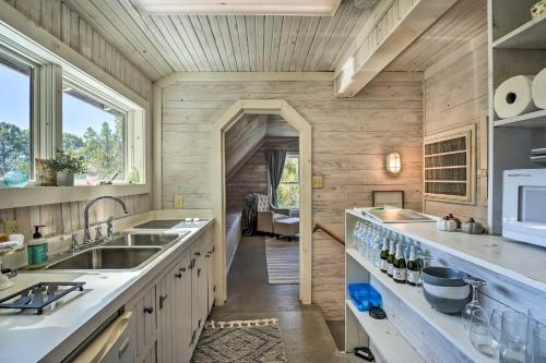 una cocina con paredes y encimeras de madera y fregadero en Unique Loft Cabin Fire Pit and Fishing Access!, en Bells