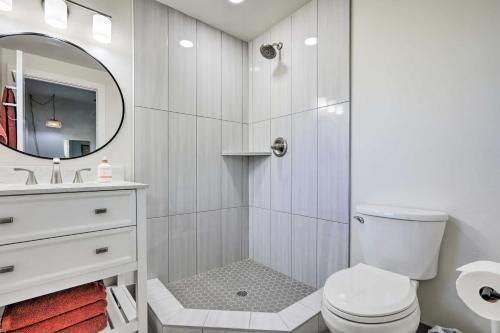 Baño blanco con aseo y espejo en Boho-Chic Folsom Retreat Walkable Location!, en Folsom