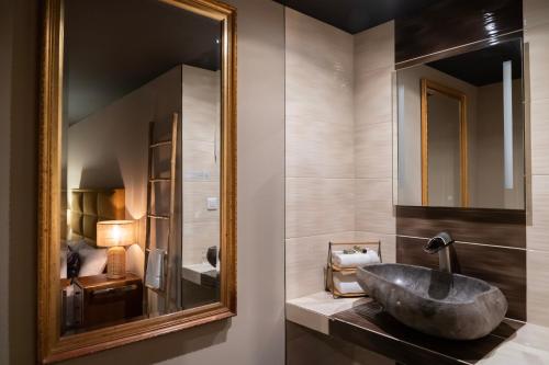 La salle de bains est pourvue d'un lavabo et d'un miroir. dans l'établissement Palm Beach, à Ajaccio