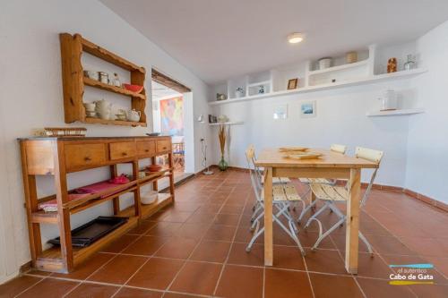 uma sala de jantar com uma mesa e uma mesa e cadeiras em CASA ESCUELA PLAYA em San José