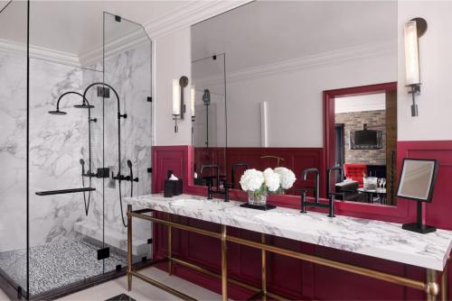 a bathroom with two sinks and a shower at The Estate Yountville in Yountville