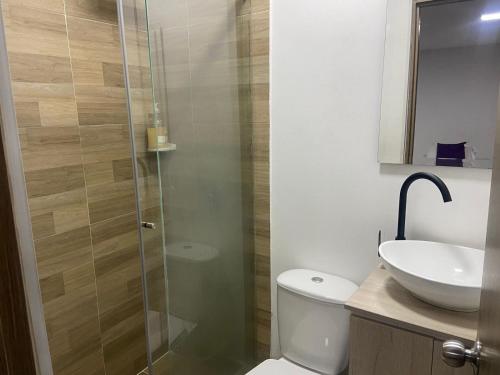 A bathroom at Aparta suites 502 Granada Cali