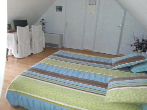 Ένα ή περισσότερα κρεβάτια σε δωμάτιο στο Maison d'Hôtes La Quèrière