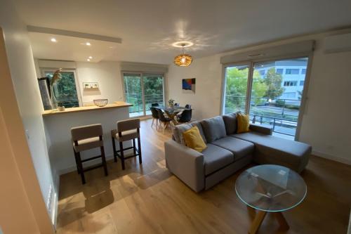 ein Wohnzimmer mit einem Sofa und einem Tisch in der Unterkunft The select's of Montbonnot - Inovallée #DY in Montbonnot-Saint-Martin