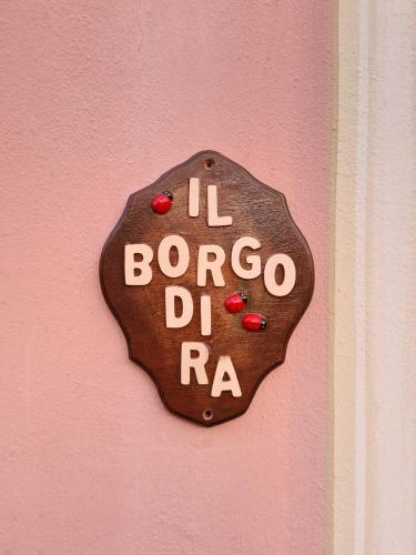 Il Borgo di Raに飾ってある許可証、賞状、看板またはその他の書類