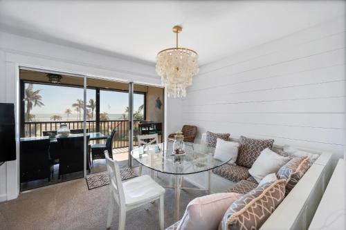 Χώρος καθιστικού στο Magnificent Gulf View Condo condo