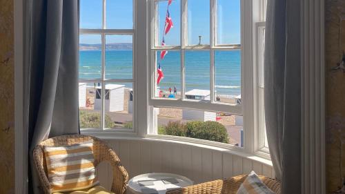 una ventana abierta con vistas al océano en Whitecliff Guest House, en Weymouth