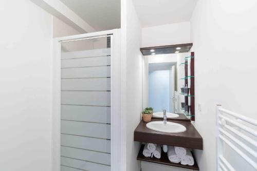 Koupelna v ubytování Le Backspin - Appt 6p accès piscine, spa, sauna