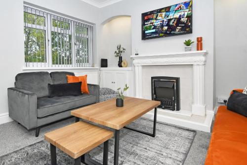 salon z kanapą i kominkiem w obiekcie Hanford Apartments by YourStays w mieście Stoke-on-Trent