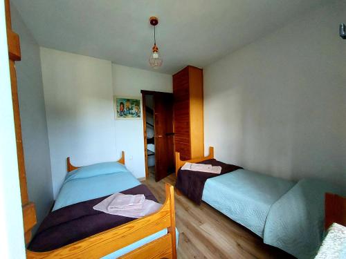 Sobremunt的住宿－Refugi del Esquirol，一间卧室,配有两张床