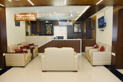 Ο χώρος του lounge ή του μπαρ στο Sri Aswin Grand