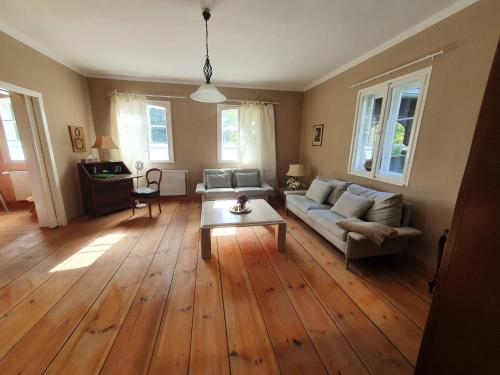 a living room with a couch and a coffee table at Alexandrowka Wohnen im UNESCO Weltkulturerbe Haus in Potsdam