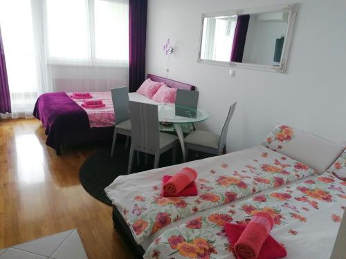 un soggiorno con letto e tavolo con tavolo di Lanterna Apartment a Zagabria