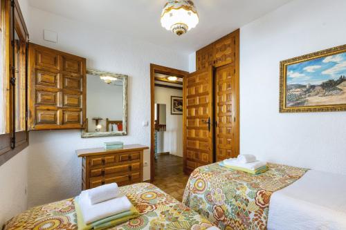 um quarto com 2 camas, um lavatório e um espelho em Casa Maya em Balcon del Mar