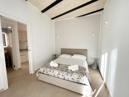 Un dormitorio con una cama con dos toallas encima. en Il Trogolo, en Matera