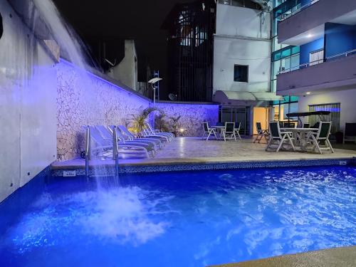 una piscina con una fuente de agua en Tibisay Hotel Boutique Mérida, en Mérida