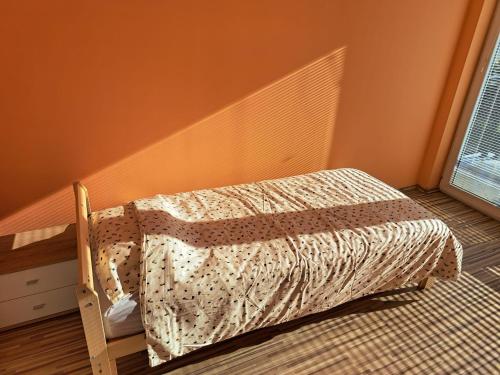 ein kleines Schlafzimmer mit einem Bett und einem Fenster in der Unterkunft Apartma Jaka in Ljubljana